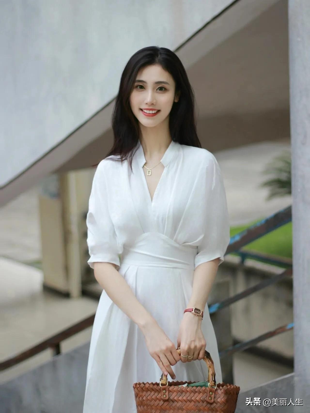 逛老街，独爱那份指尖的匠心。竹编店里，形态各异的竹制品堆叠，带着草木的清香，每一