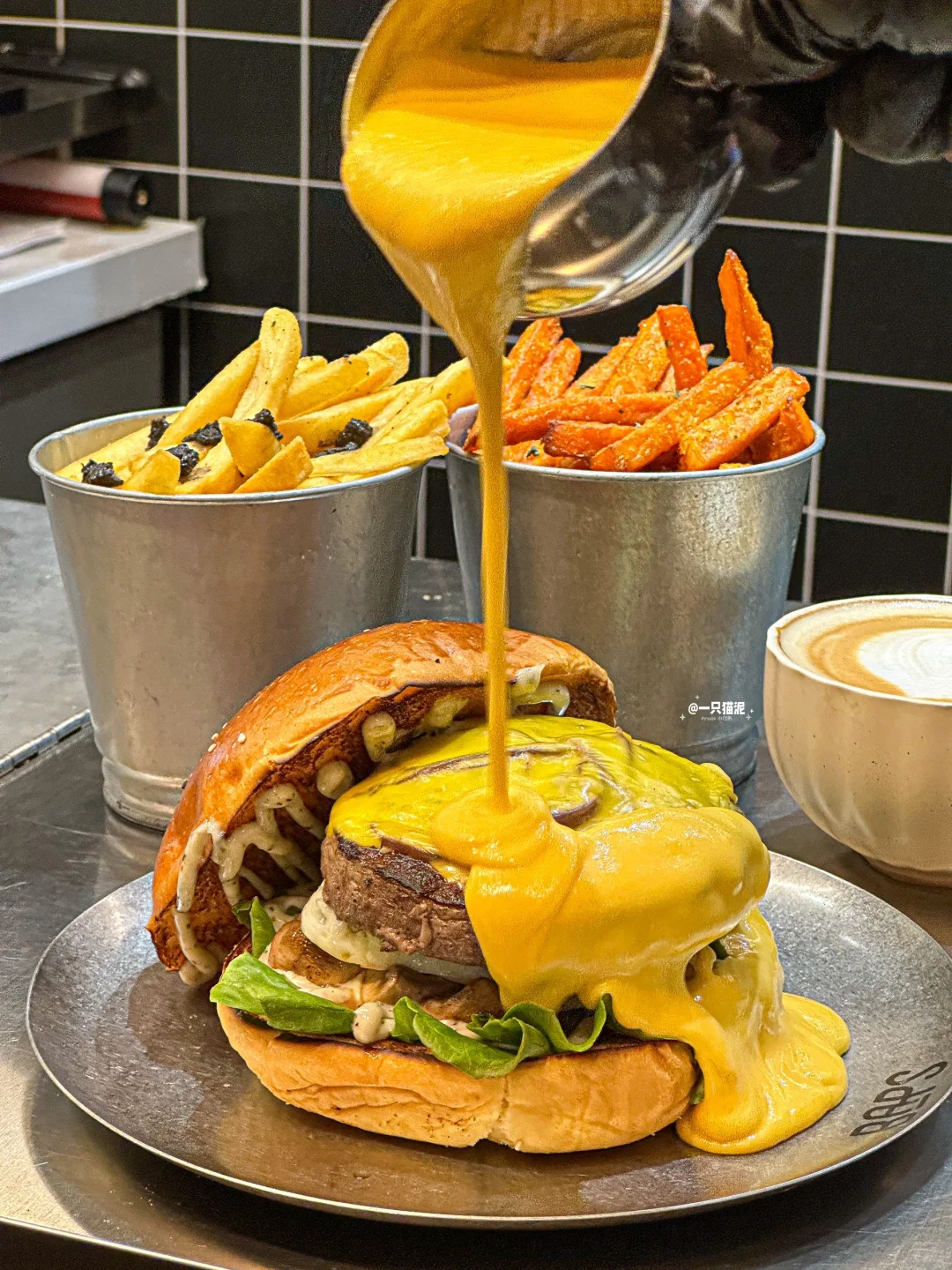 只想问问😅这种汉堡大家都是怎么下口的