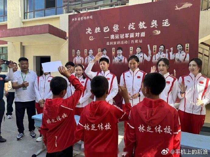马龙和小朋友互敬队礼马龙给小朋友签名互敬队礼 龙队的修养刻在了骨子里，“奥运冠军
