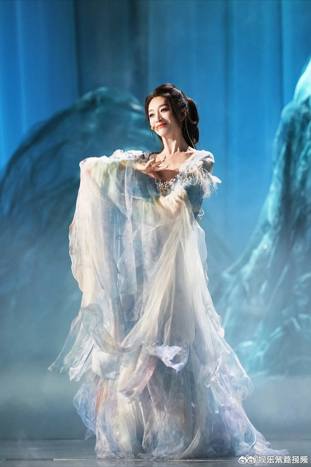 李小冉驯服美瞳太难了 乘风2026日常极少接触美瞳，第一次正式尝试，每一步操作都