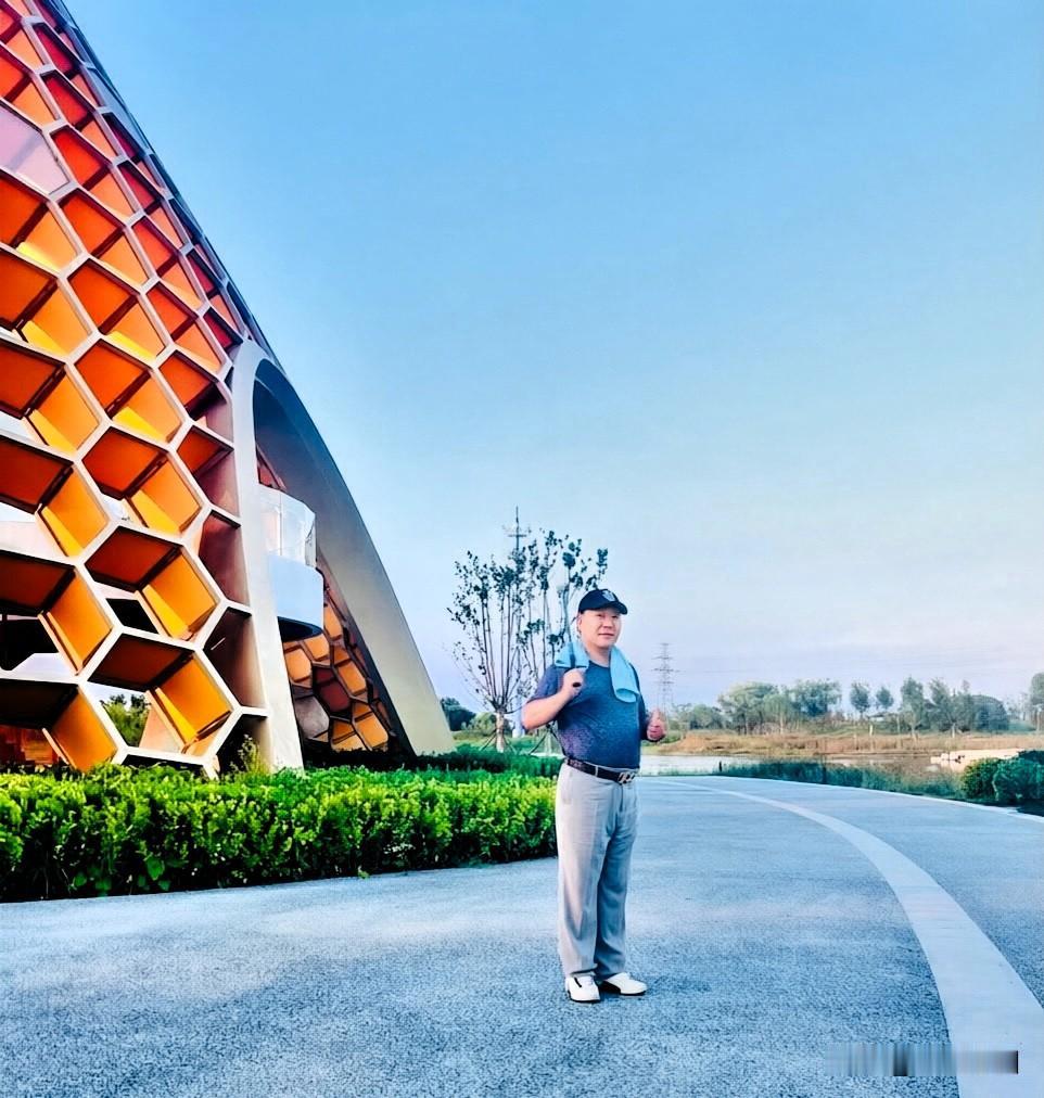 分享快乐给大家放下忙碌来公园走走，一步一清风，一眼一风景，心慢慢沉静，烦恼随风散