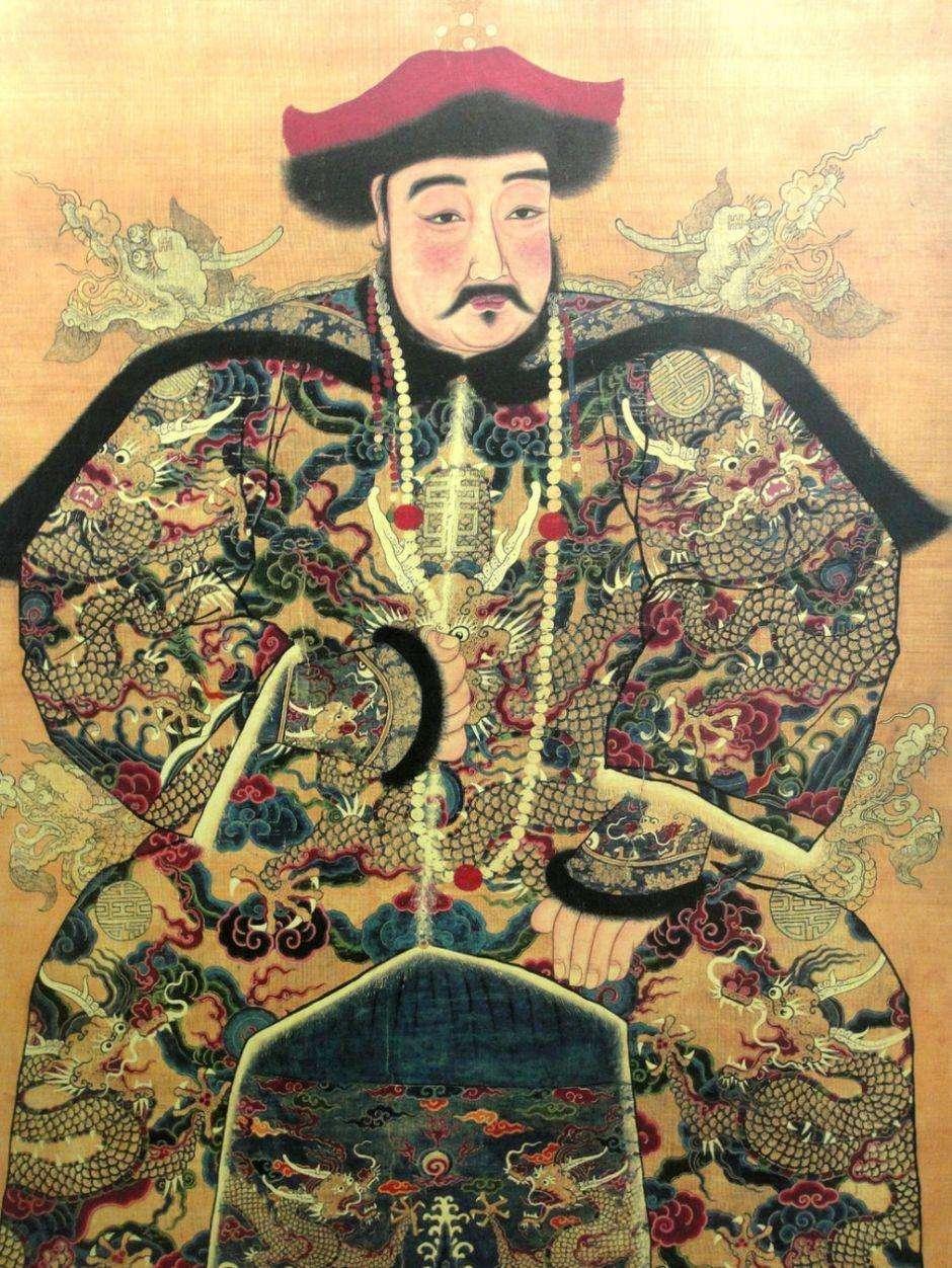 顺治八年二月，北京城外一座大墓被撬开。棺木砸碎，尸体拖出来鞭打，再斩首示众。死者