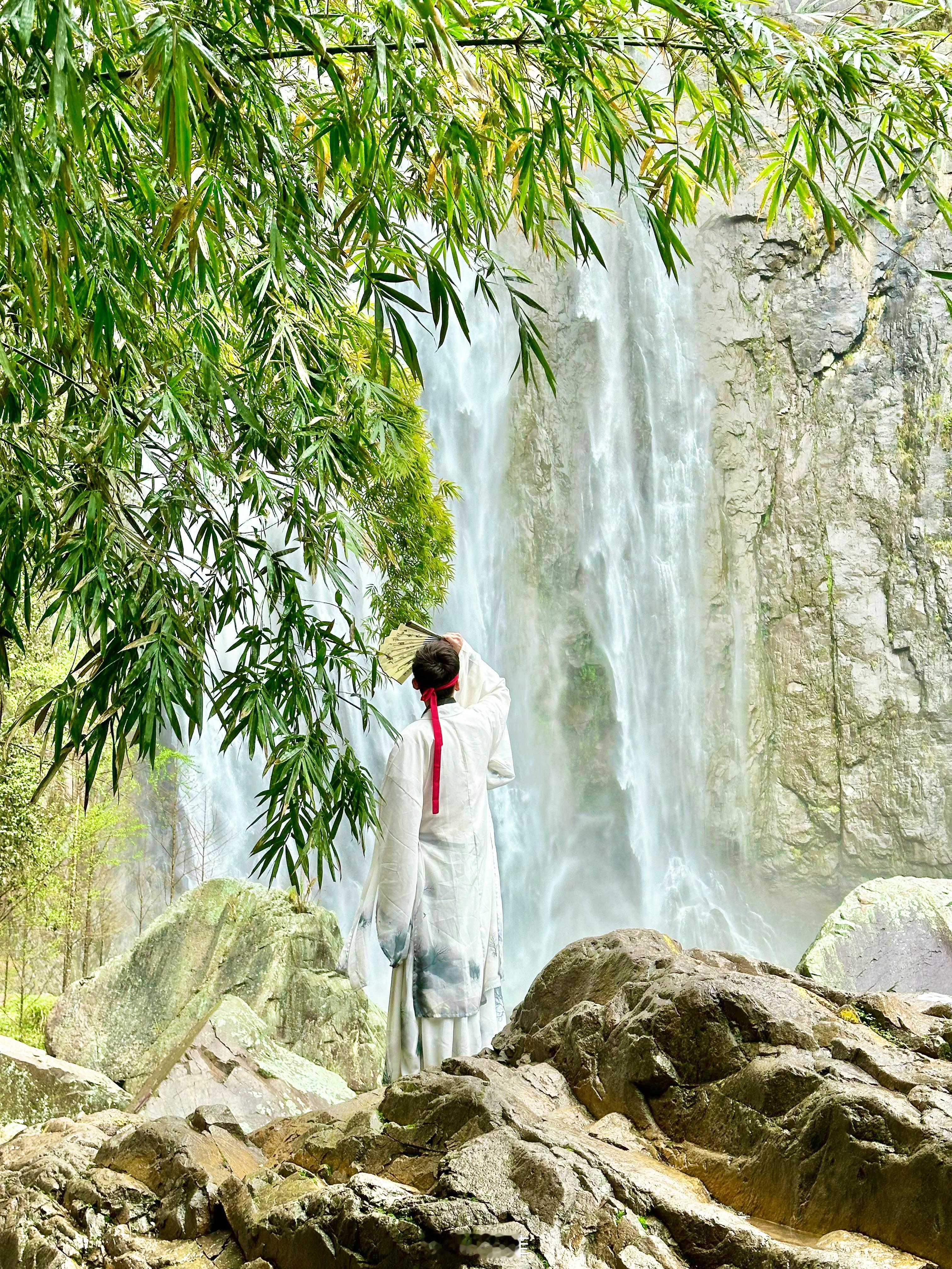 那些被雨雾缠绕的山水，仿佛无需任何颜色就能勾勒出最美的画面。温州，一个被我们忽略