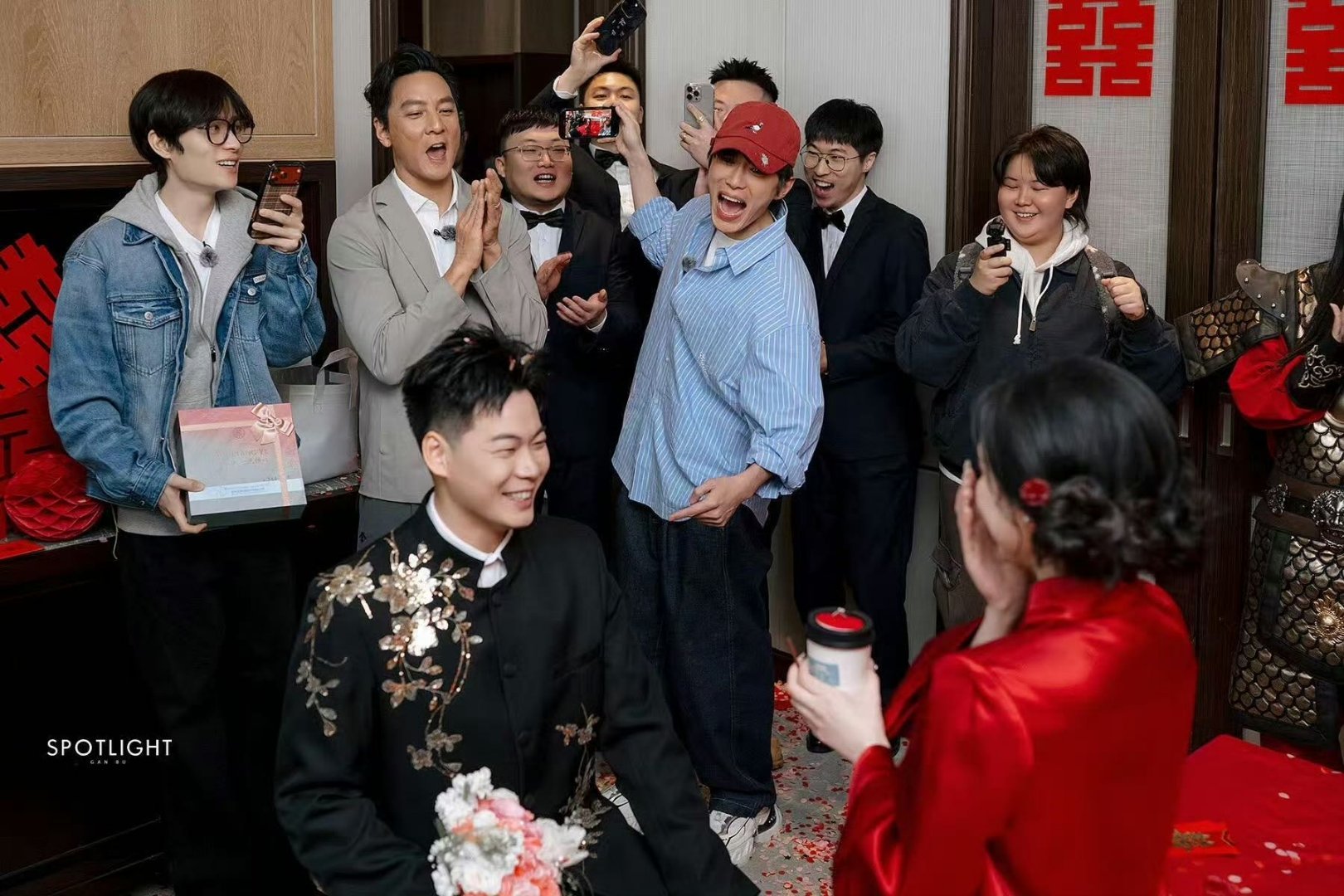 井胧误闯婚庆摄影赛道风华合伙人从综艺里的万能帮手，到婚礼现场的掌镜达人，井胧这波