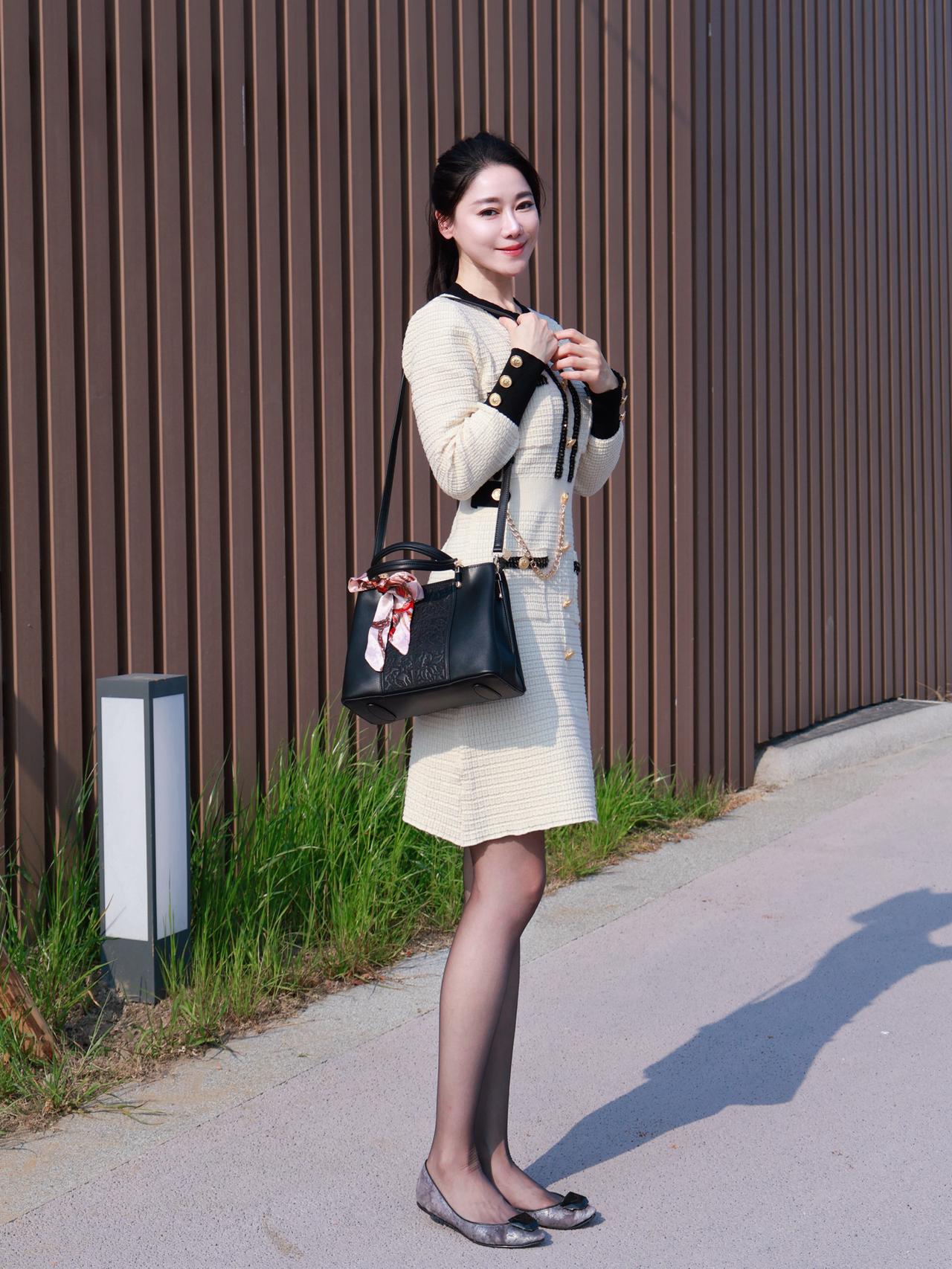 |||今日职场连衣裙穿搭
白色为主调色加上黑色的领口袖口点缀
职场这样穿简单大方