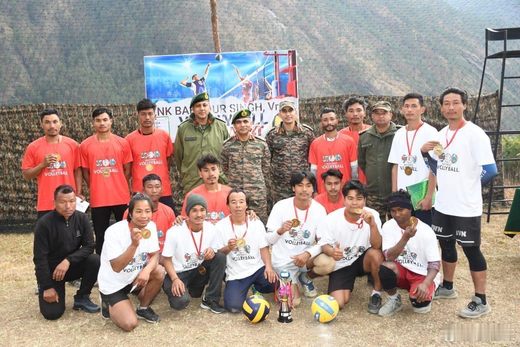 1月2日，印度占领军在藏南东部的打坝与当地群众打排球。打坝印方也称为基比图，位于