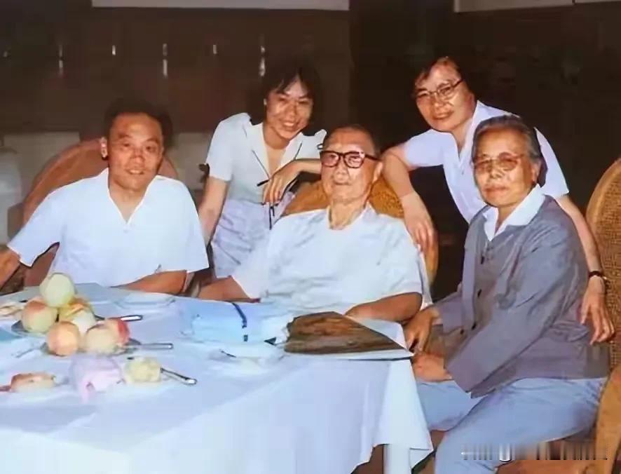 这张家庭合影定格了聂荣臻元帅一家温馨的相聚时刻。
画面里，聂元帅端坐桌前，戴着眼