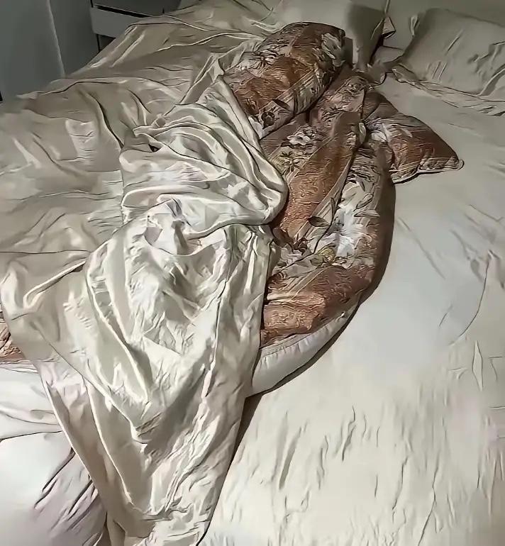 浙江一女子花六千多买的真丝被睡感舒适，没想到昨天晚上关了灯看，被子表面竟泛着奇怪