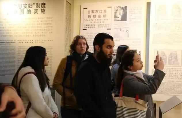 只因孩子上完南京大屠杀相关历史课后情绪低落，一名日本家长大闹国际学校，控诉授课老