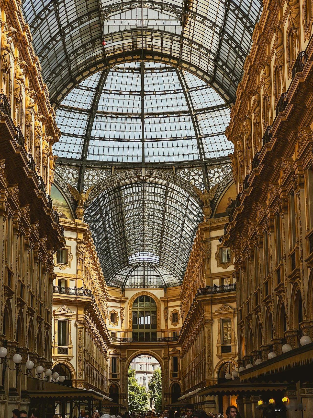 这张照片拍摄于意大利米兰市中心的埃马努埃莱二世拱廊街（Galleria Vitt