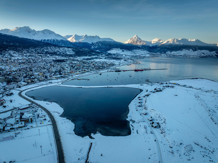 美国议员代表团突然到访阿根廷最南端港口城市乌斯怀亚，引发当地高度关注与猜测。反对