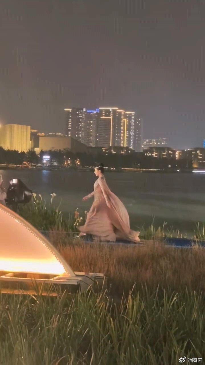 迪丽热巴淋雨开毯热巴淋雨开毯 迪丽热巴淋雨开毯！！完美女王迪丽热巴满钻高定 ​​