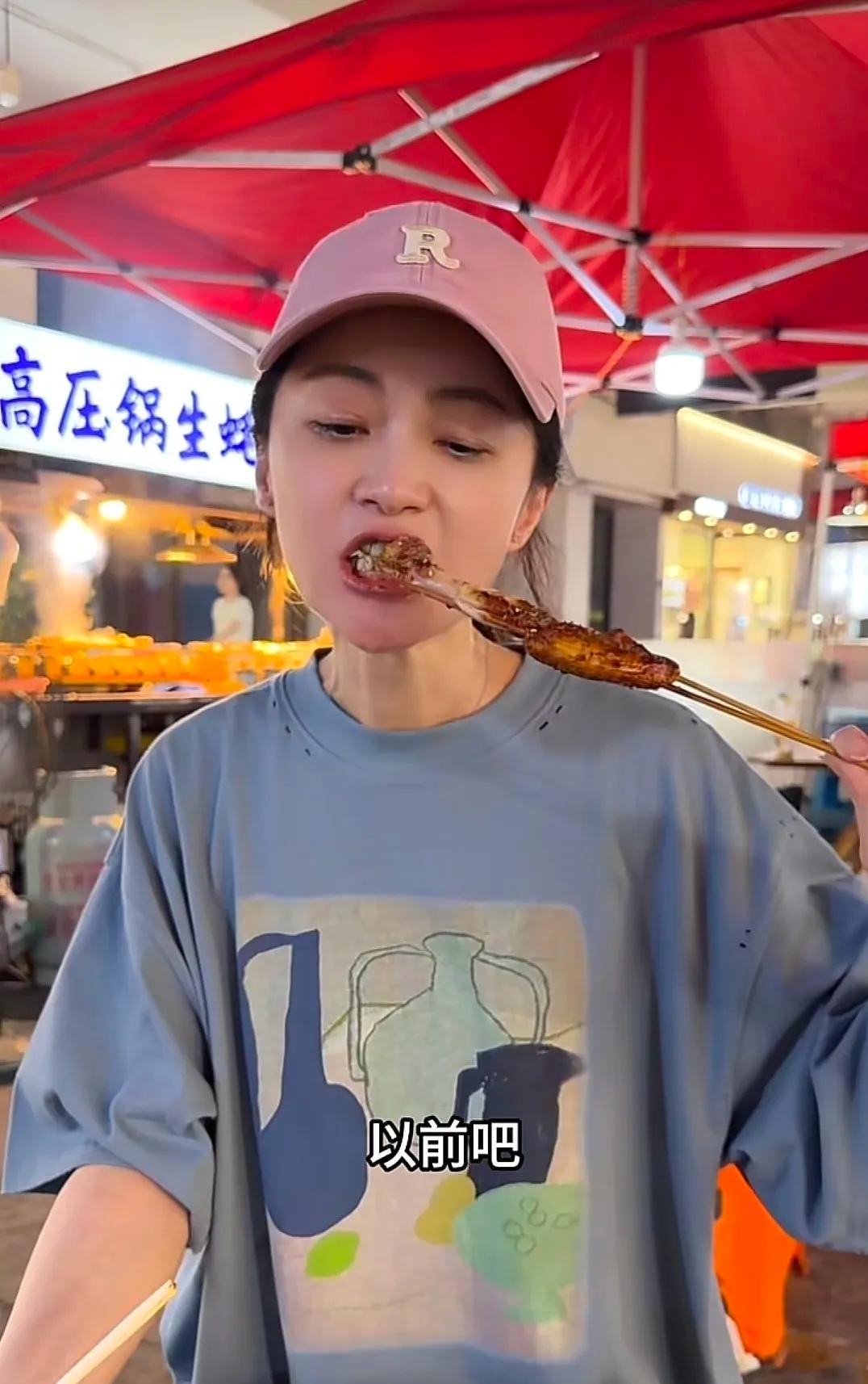 7月31日，姚笛回老家更新视频。深夜的她独自出门撸串小酌，对着镜头眼含热泪，大方