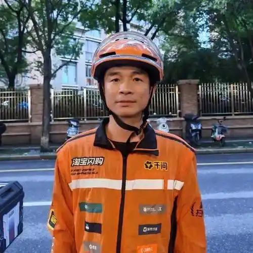上海外卖员潘兆斌：每天跑80单养家糊口，关键时刻这一举动，惊动了中央政法委！
 