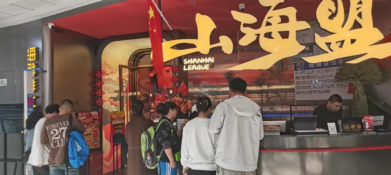 这辈子下了多少馆子？实在是记不住了。能记住的就是吃了几次自助餐。
​我第一次吃自
