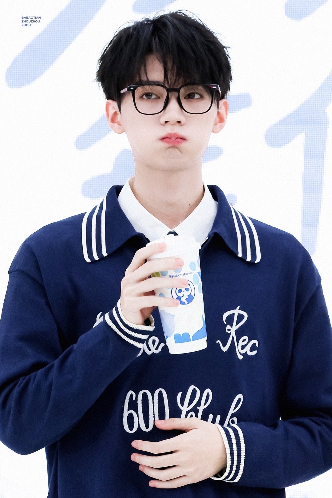 #周翊然黑框眼镜学院风look#周翊然校园风look太可爱了吧！！喝奶茶的小奶狗