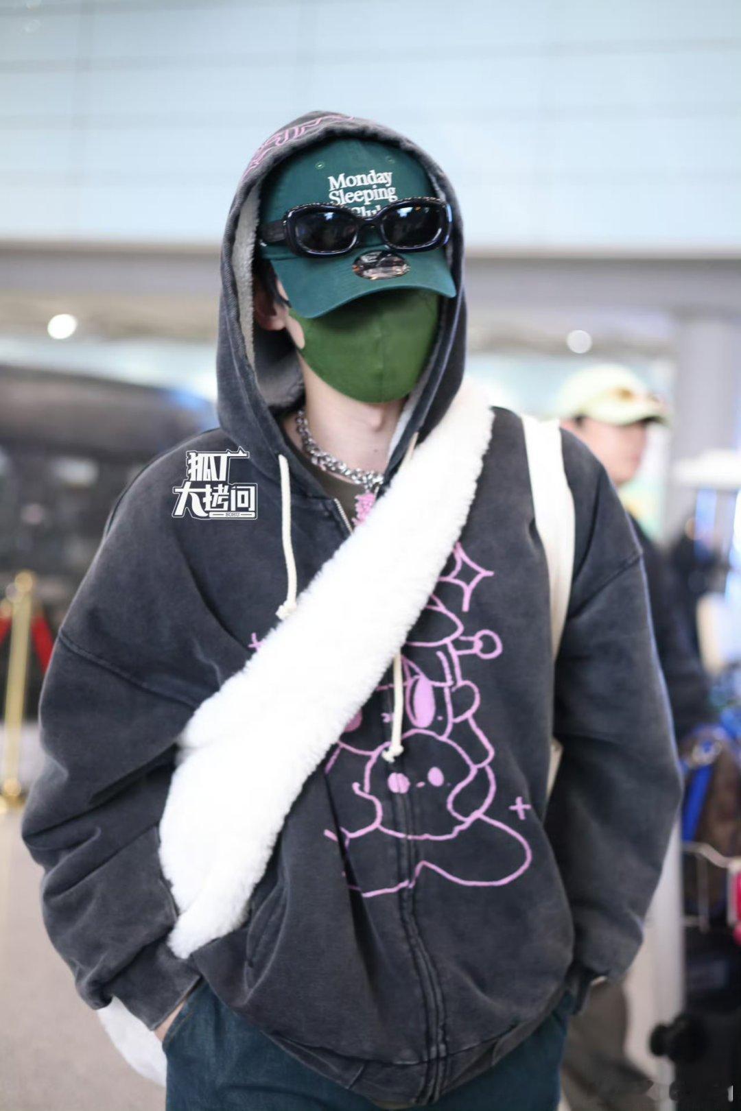 #白敬亭机场爆改T台##白敬亭把墨镜戴帽子上# 把墨镜戴帽子上，不愧是你白敬亭 
