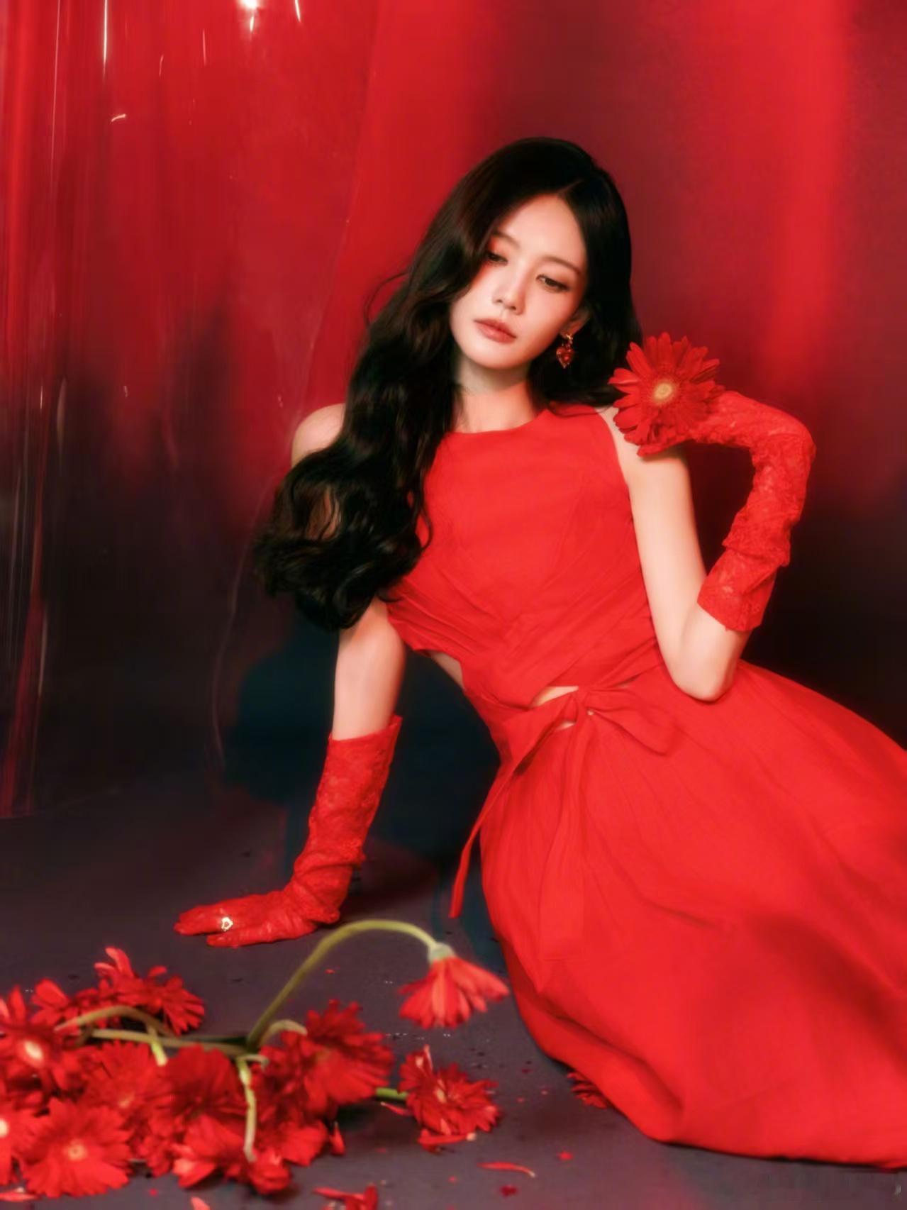 李一桐画的马好传神  李一桐画的马好传神，咱们姐姐真的是一个灵魂小画家呀，画画进