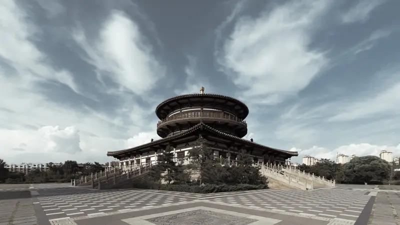 “大”字加一笔，我最先想到的是“天”字。这字给人一种广阔、豁达的感觉。古代诗词里