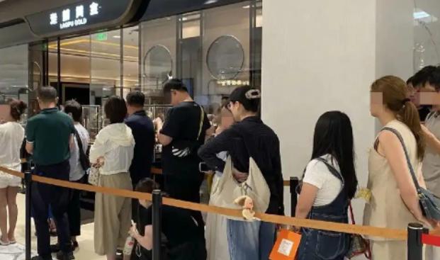 花3.8万买的老铺黄金，二手只能卖1.9万，这钱到底亏在哪了？

据媒体8月21