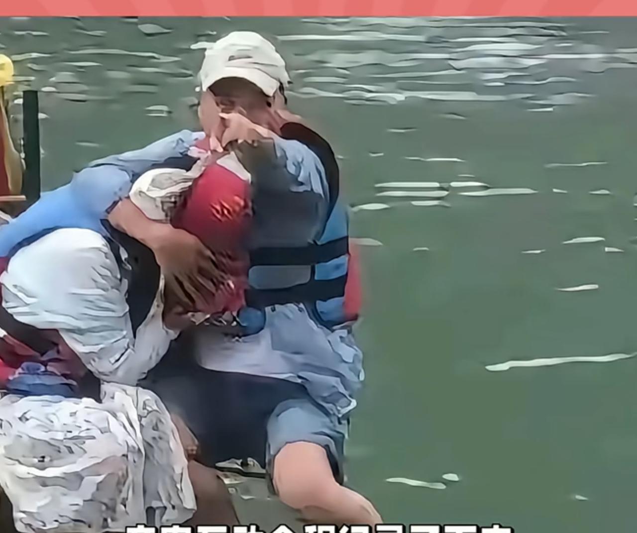 别人只是镜头扫过而已，他紧张什么呢？

一位游客旅游的过程中，拿起手机记录祖国的
