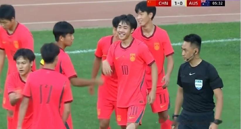 谁能想到对阵澳大利亚U17，开赛短短几分钟，U17国足就打进全场最亮眼的进球，看