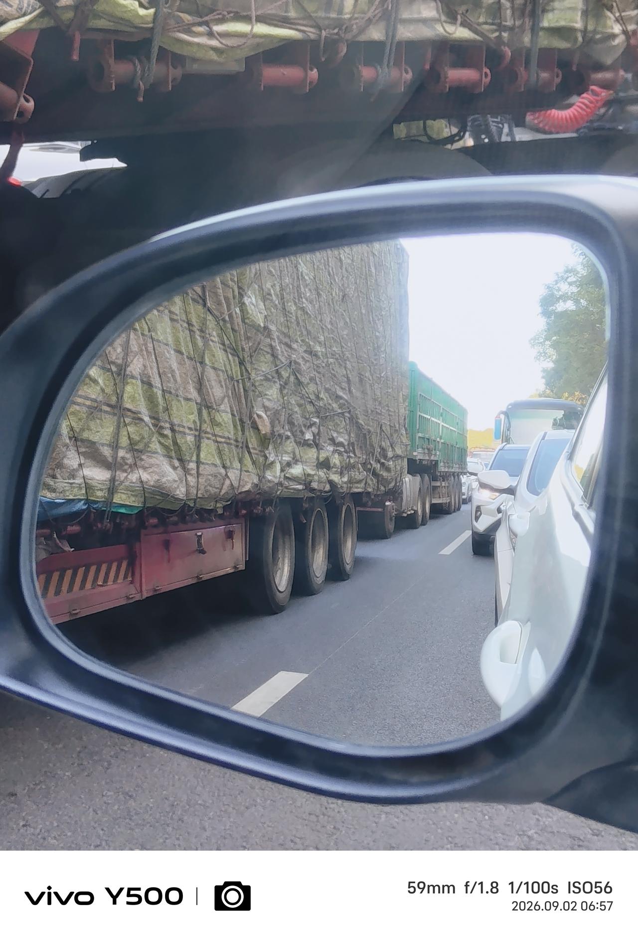 《早晨六点半遇到了大型满载长途货运车》
早晨开车上班路上，正在等着信号灯，就觉得