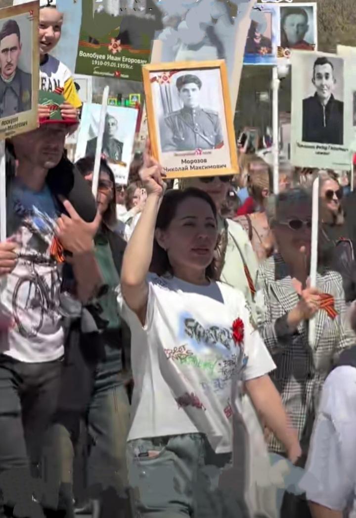 民众高举着被战争吞噬的亲人的照片游行！
     发动战争的人一声令下，千千万万