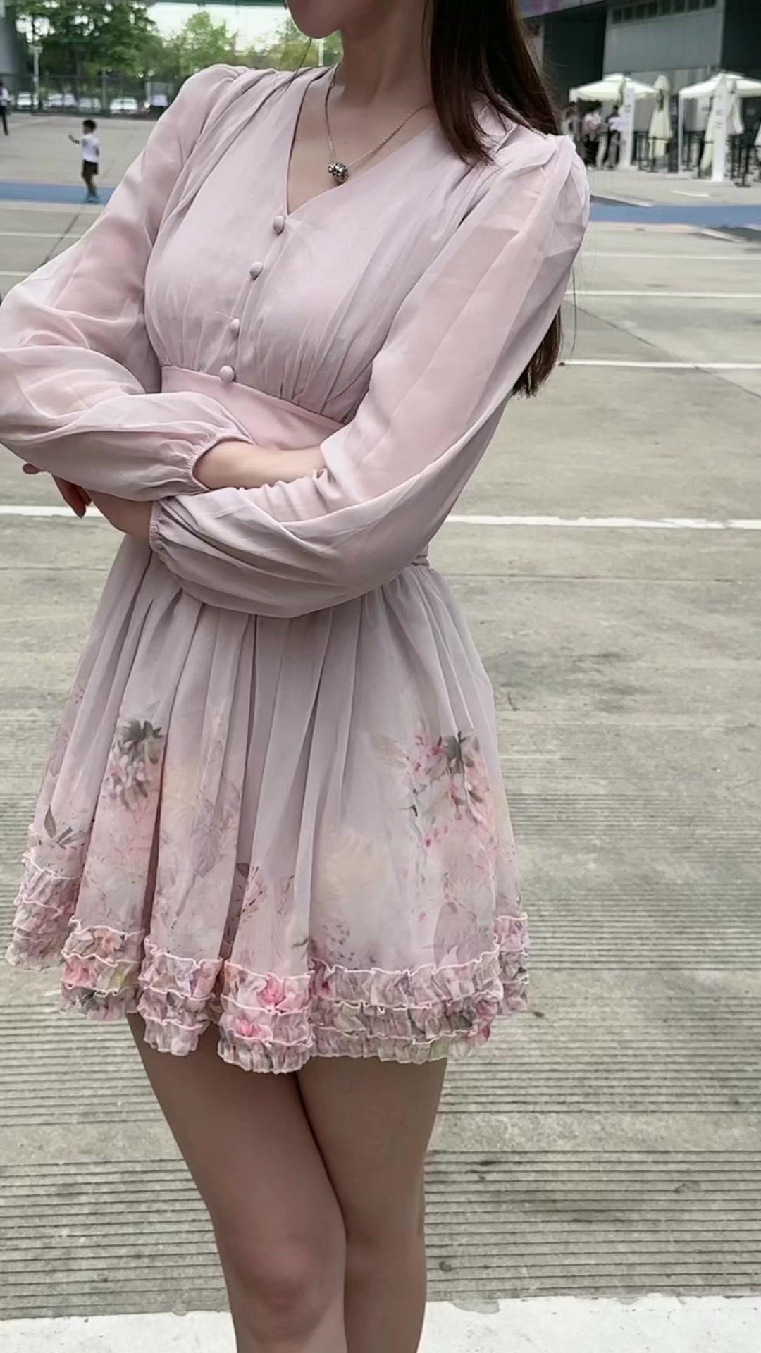 谁懂啊！穿上这条粉色碎花连衣裙，感觉自己就像从童话里走出来的小公主，每一朵碎花都