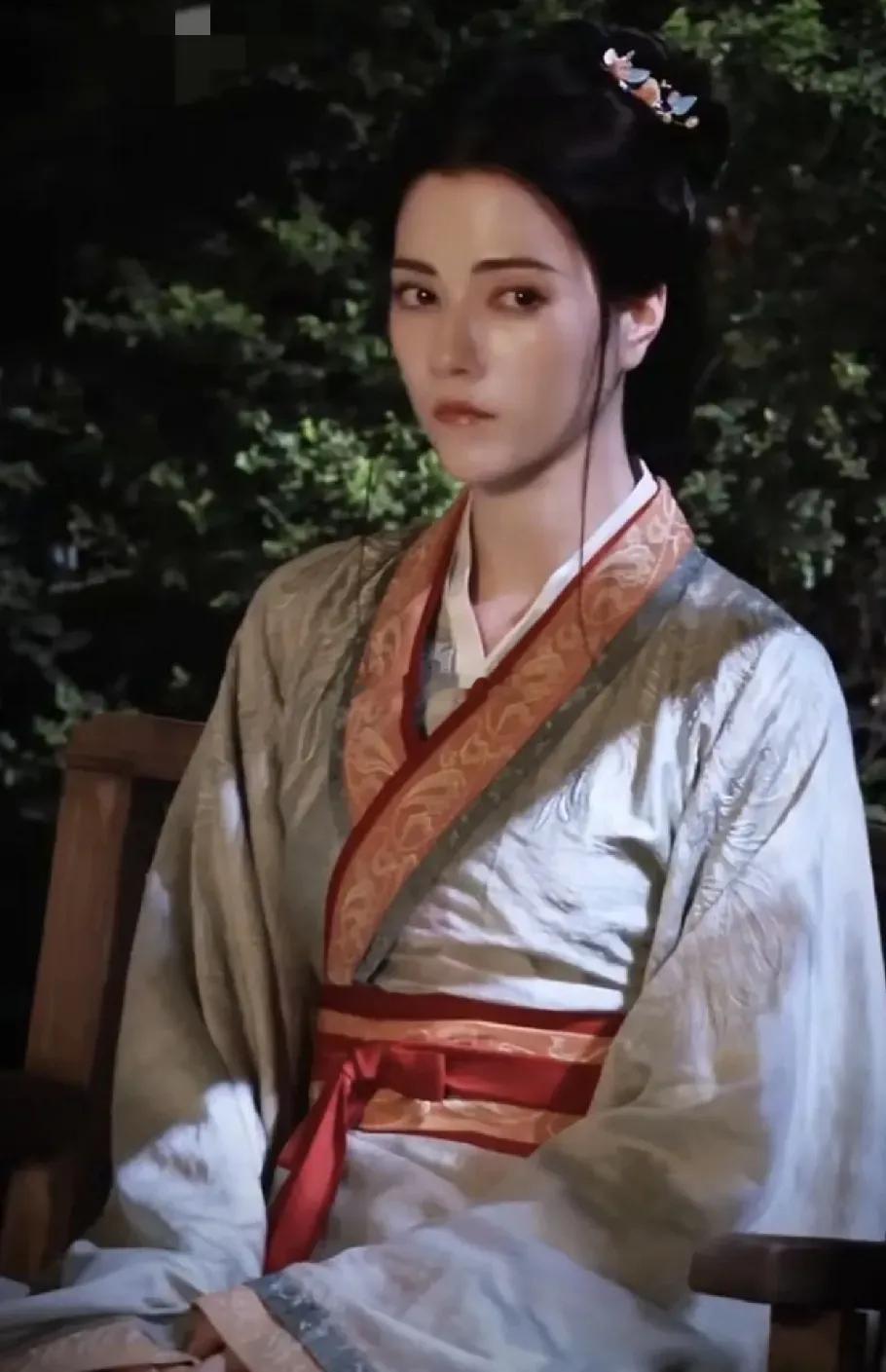 我怎么觉得电影《封神》里面的妲己娜然去拍古偶之后，跟热巴越来越像了！[笑cry]