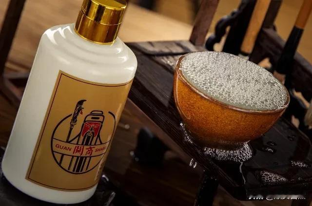 白酒可不只是中年人的专属！
像潭酒金酱，三年基础酒加十年老酒调和，香味醇厚，还有