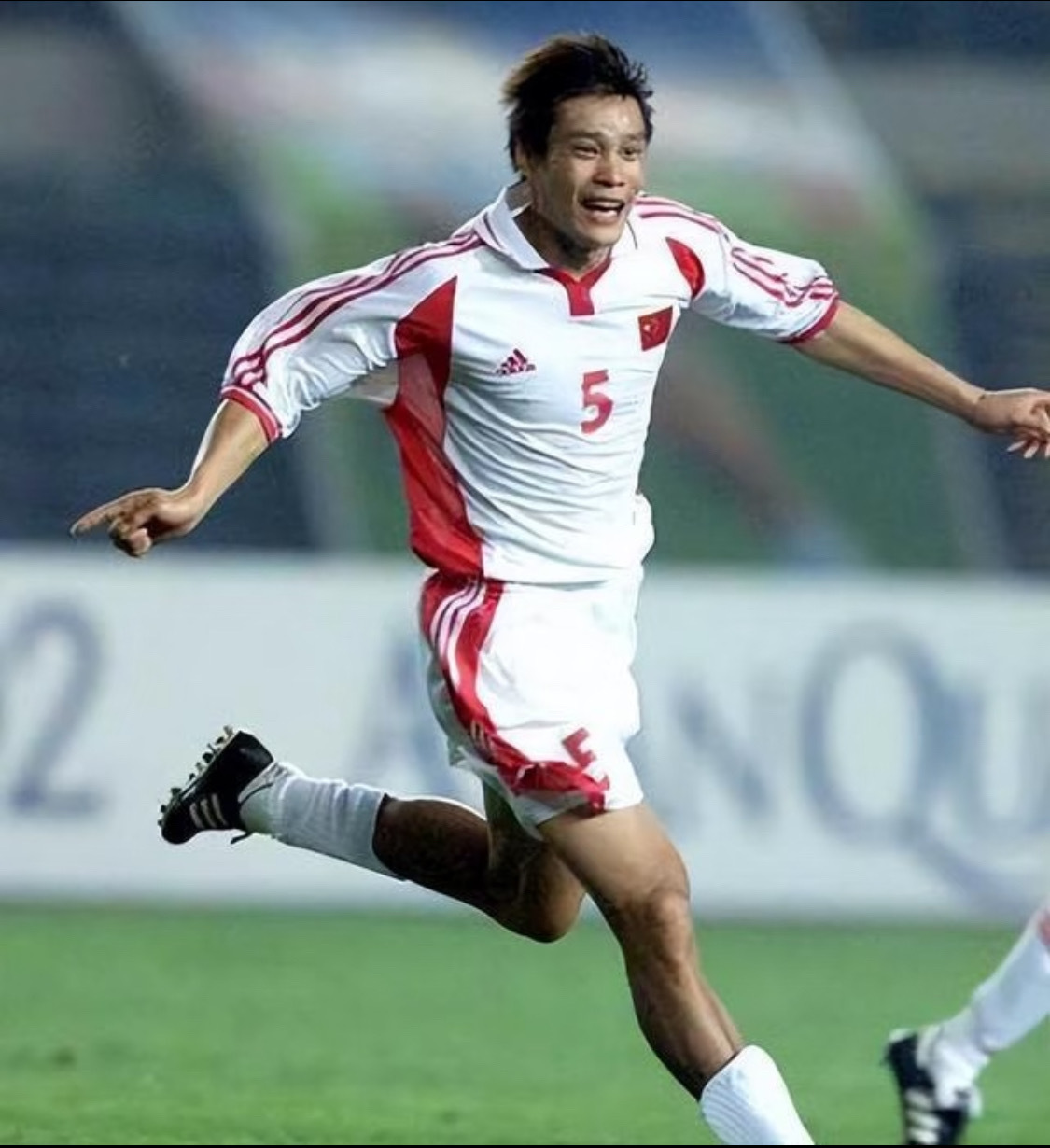 不懂款式名词那些，但是以前这样宽宽软软随风招展的款型真好看啊…… 