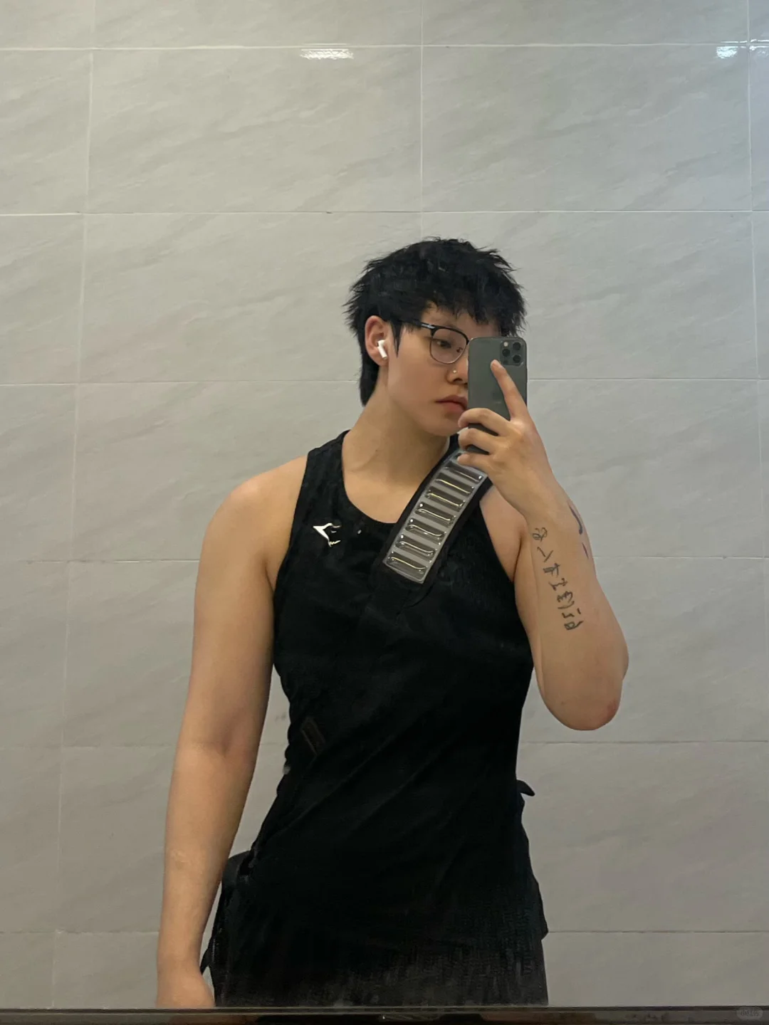 短发女生｜👋你好 这是我的正面 侧面和背面