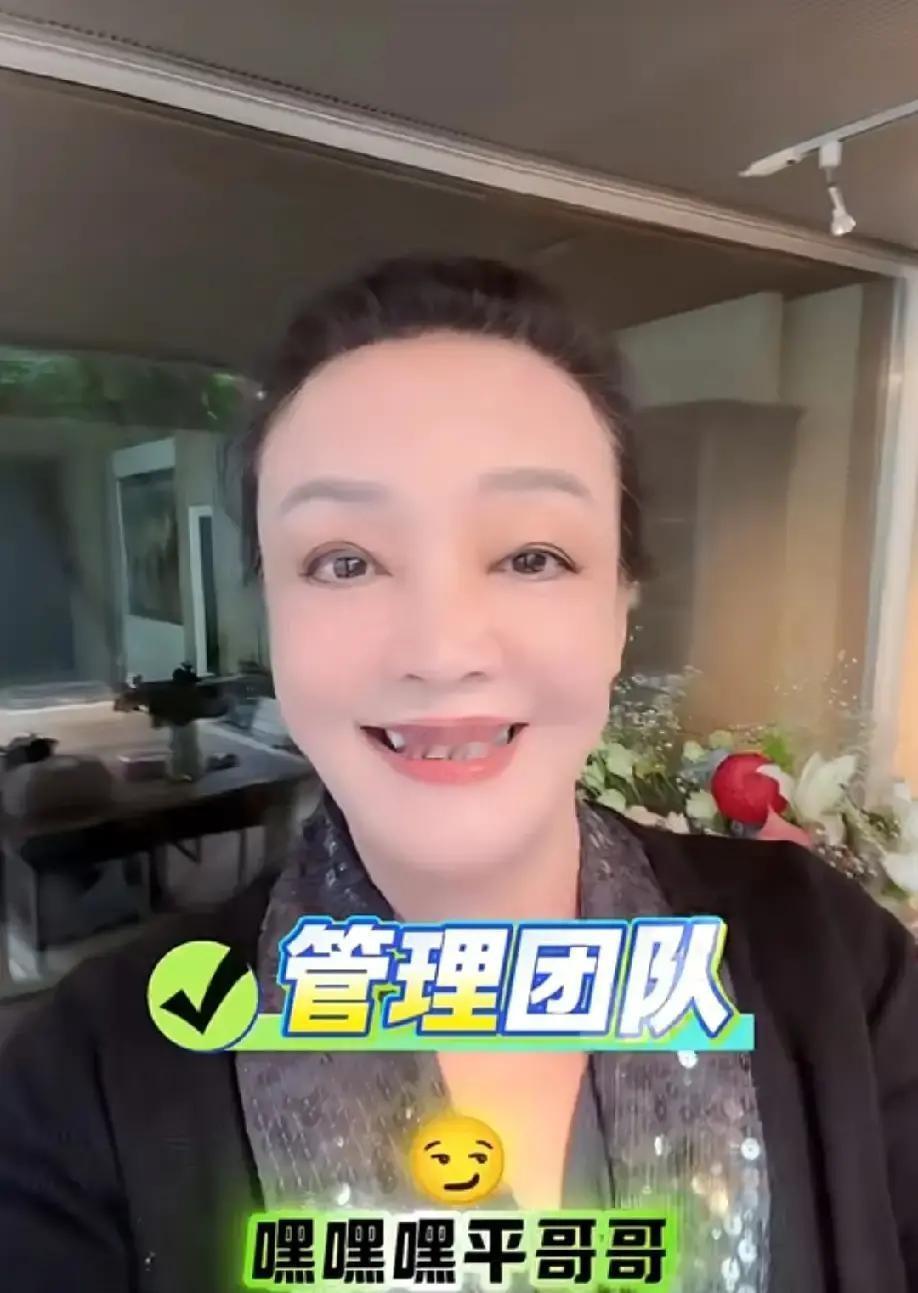 兰姐最近十天都在海南跑麻六记新店，见人就说招人。
她说忙到没空回家，可气色比谁都