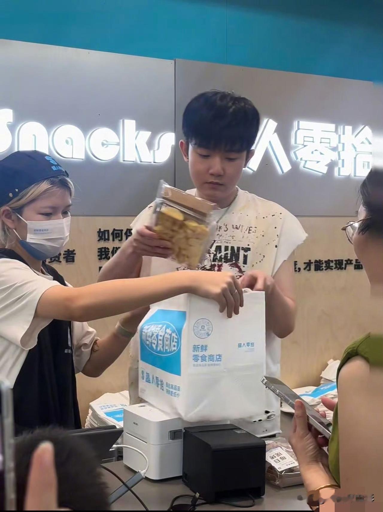 李明德现身广州萝岗万达担任一日店长，线下生图看着圆润不少，看得出来着实没亏待自己