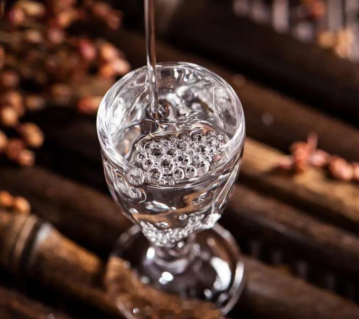 飞天茅台这价格，这些年算是见惯了风浪。平时瞄一眼，加价是常态，原价反倒像是个传说