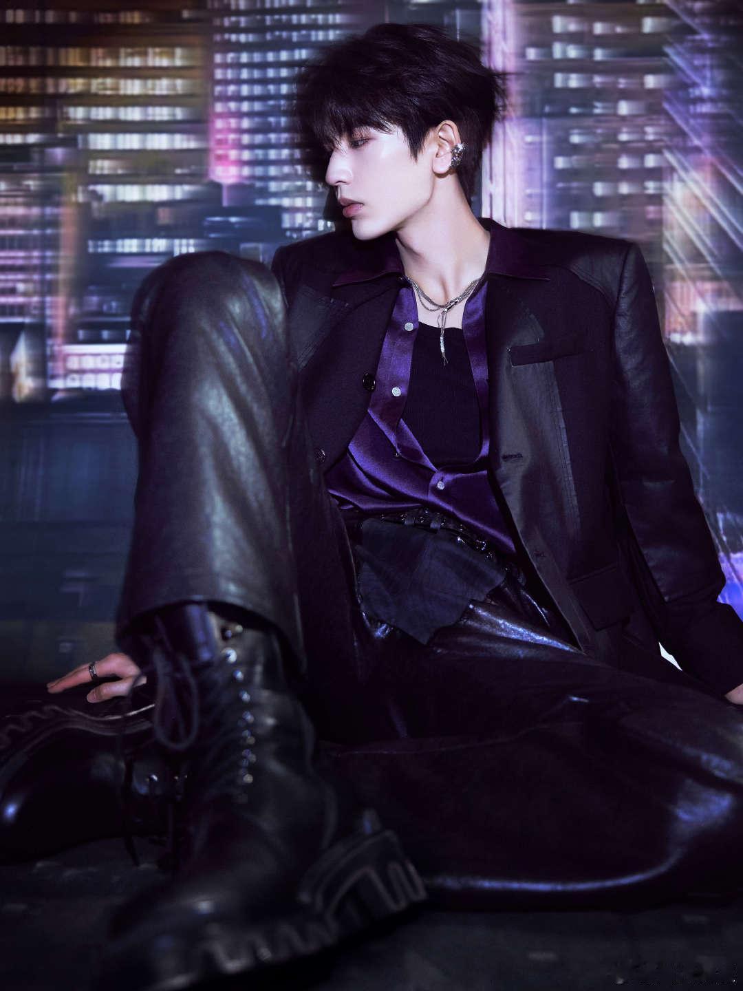 张凌赫 电竞男主 看他打无畏契约的样子真的代入感拉满，皮衣造型帅到出圈，连指尖敲