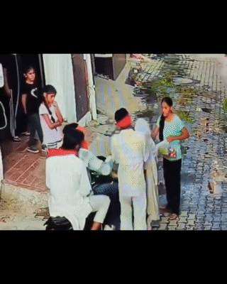 三名印度男子竟然当街抢走一位老奶奶的金耳环？
得手之后他们迅速骑车离开。
真是太