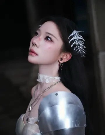 让血肉浸透 重铸铠甲以我不服之躯 站至末日黎明当溃烂 欺瞒 伪善 横亘世间愿你我