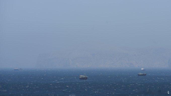 美媒，自停火首日，只有4艘船只成功穿越霍尔木兹海峡，其中没有一艘是油轮。最后一次