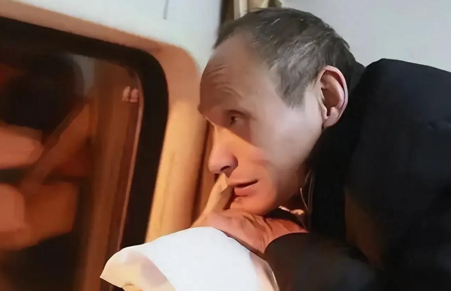 普京这一跪，跪出了让世界沉默的力量

3月19日克里姆林宫的那一幕，让所有人明白