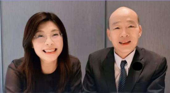 郑丽文和韩国瑜“合体”。
架势是摆开了。

侯友谊那边话软了下来。
说自己在什么