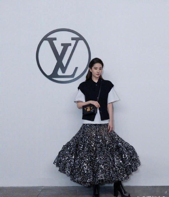就算是LV这样的大牌，就算是神仙姐姐来穿着，依然改变不了这条裙子丑的事实 