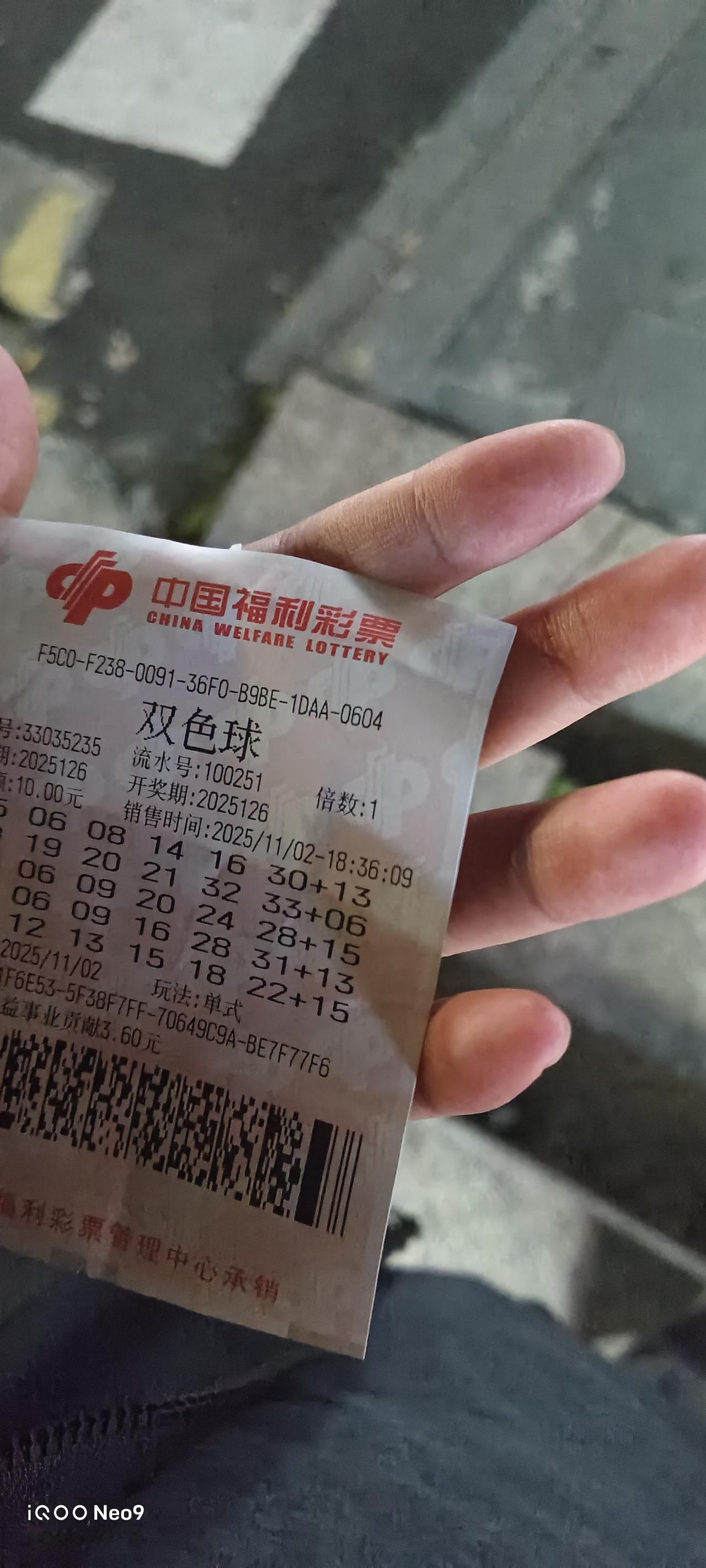 刚刚去体彩中心刮了几张彩票
损失了我50块钱
买了四个“10元喜相逢”
外加5注