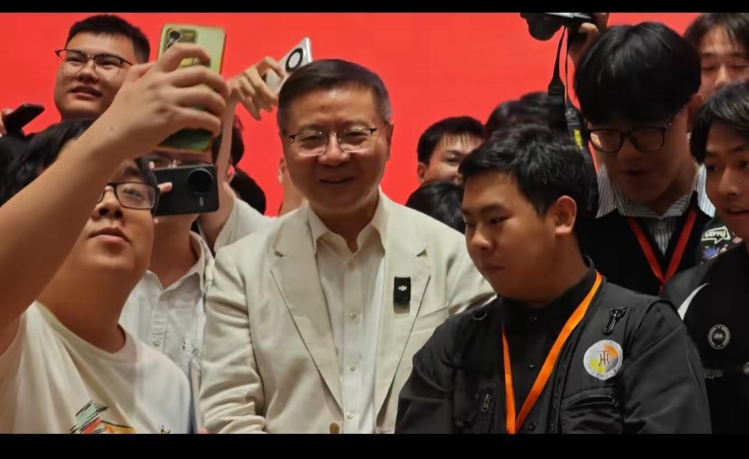 张维为教授此次江西理工大学一行，校方的一个举动考虑得很周到。
这次张教授到江西理