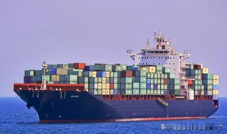 美军驱逐舰向伊朗货船开火，押伊朗货轮！央视新闻报道称，当地时间2026年4月19