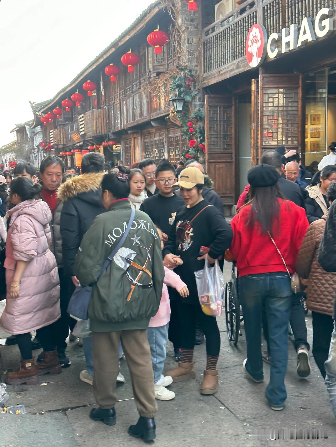 浙江临海紫阳街，人山人海人来人往，单日人流量达到最高峰十万人次