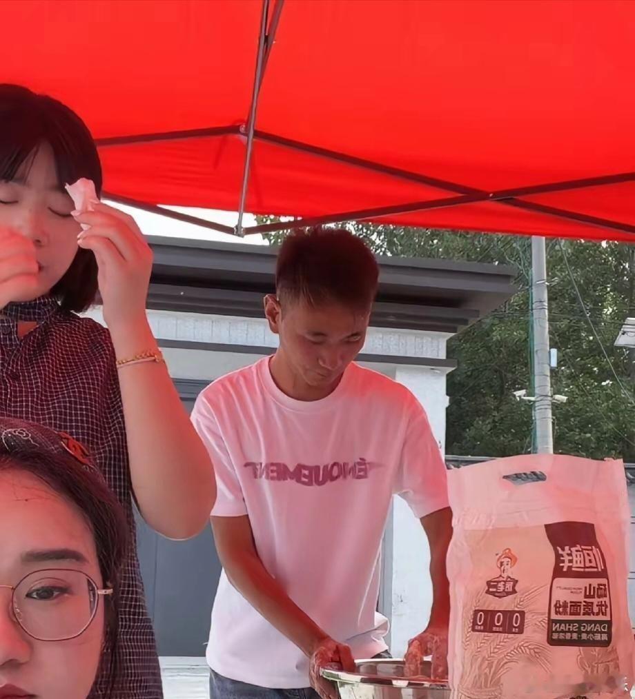 瞧瞧那怀远, 真可谓无所不能, 啥都会, 这不, 今儿, 就在自己家园子里蒸起馒