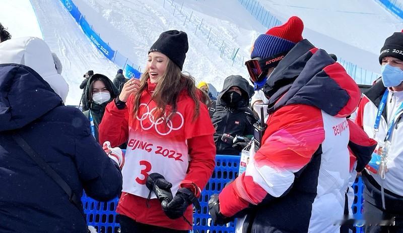 “别人尊重你，不是你优秀，而是别人优秀”，就像谷爱凌，2022 年北京冬奥会女子