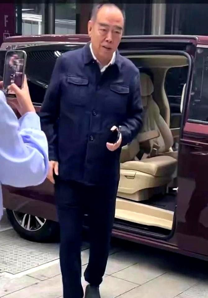 深圳街头偶遇陈凯歌陈红夫妇，这画面太有冲击力了！

73岁的陈导下车时明显腿脚不
